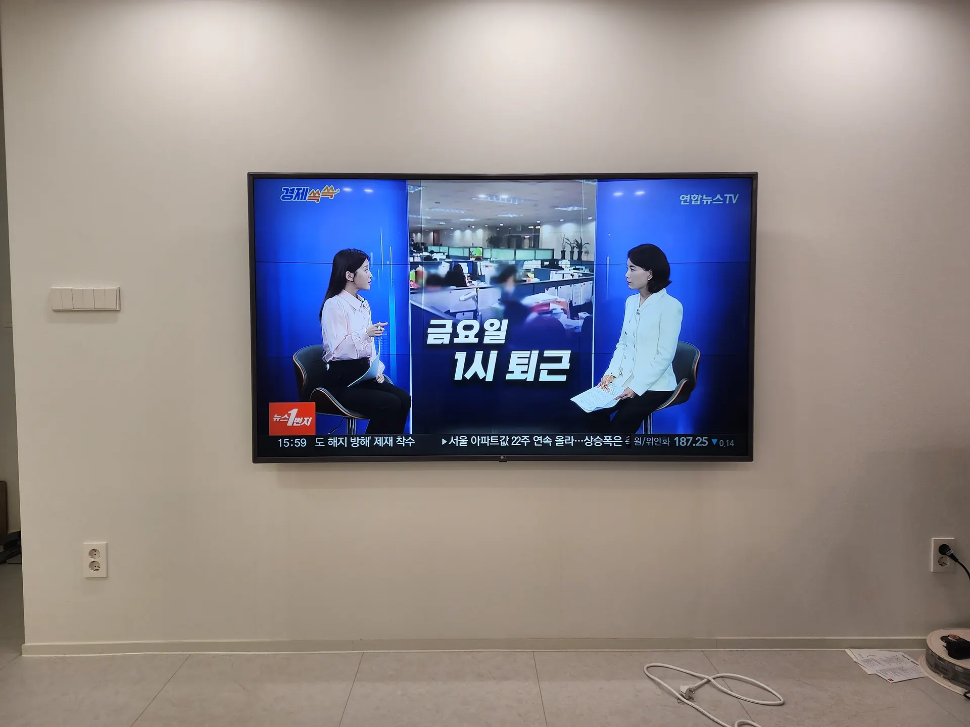 안산벽걸이티비설치 참고 사례 - 주변기기 정리 후 깔끔하게 마감된 벽걸이 TV