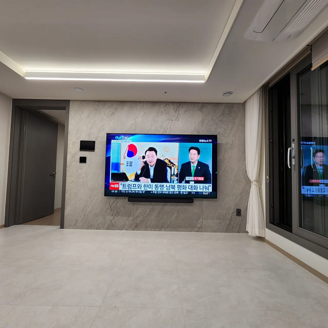 벽걸이티비설치 시공 사례 - 시설물 회피 사례. 인터폰과 스위치 간격을 맞춰 TV와 사운드바를 함께 걸었습니다.