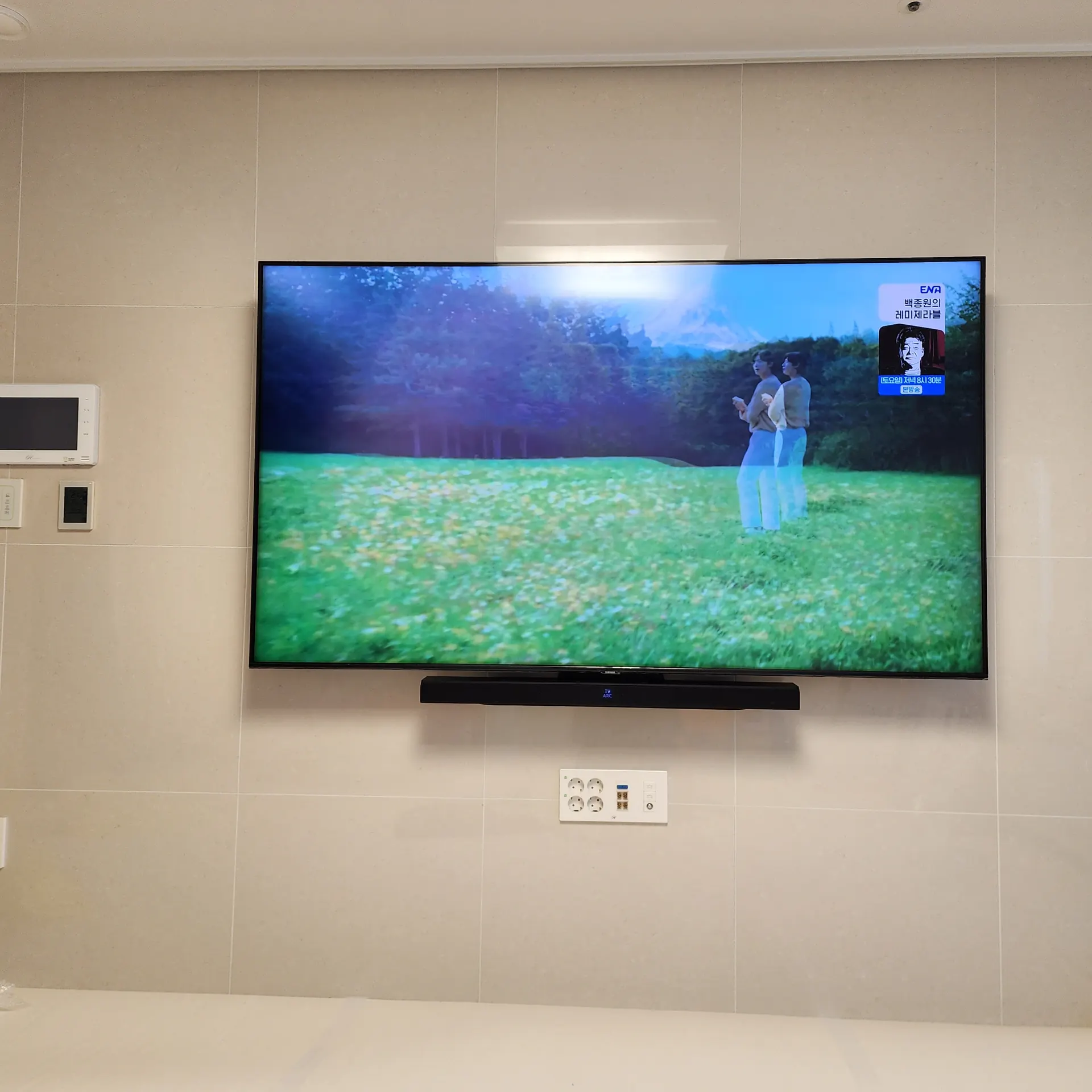 안양벽걸이티비설치 참고 사례 - 인터폰을 피해 사운드바와 함께 설치한 벽걸이 TV