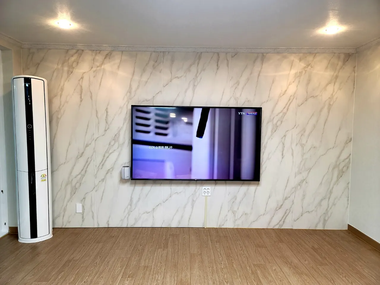 부천벽걸이티비설치 현장 - 부천 원미구. TV 옆 벽부착형 AI 스피커까지 같은 높이에 함께 거치했습니다.