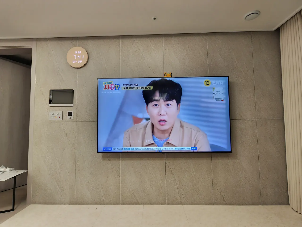 벽걸이티비설치 사례 - 타일 벽 줄눈 기준 정중앙 TV 설치
