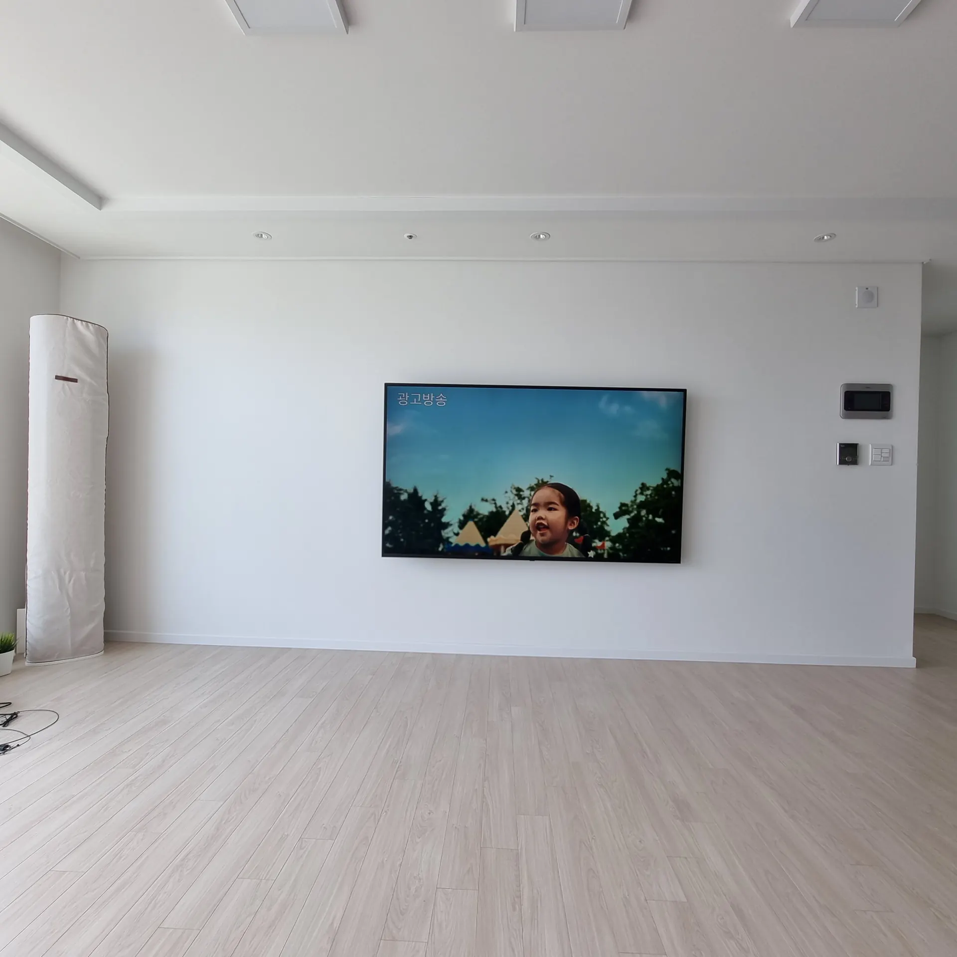 김포벽걸이티비설치 참고 사례 - 화이트 벽에 풀모션 브라켓으로 설치한 TV