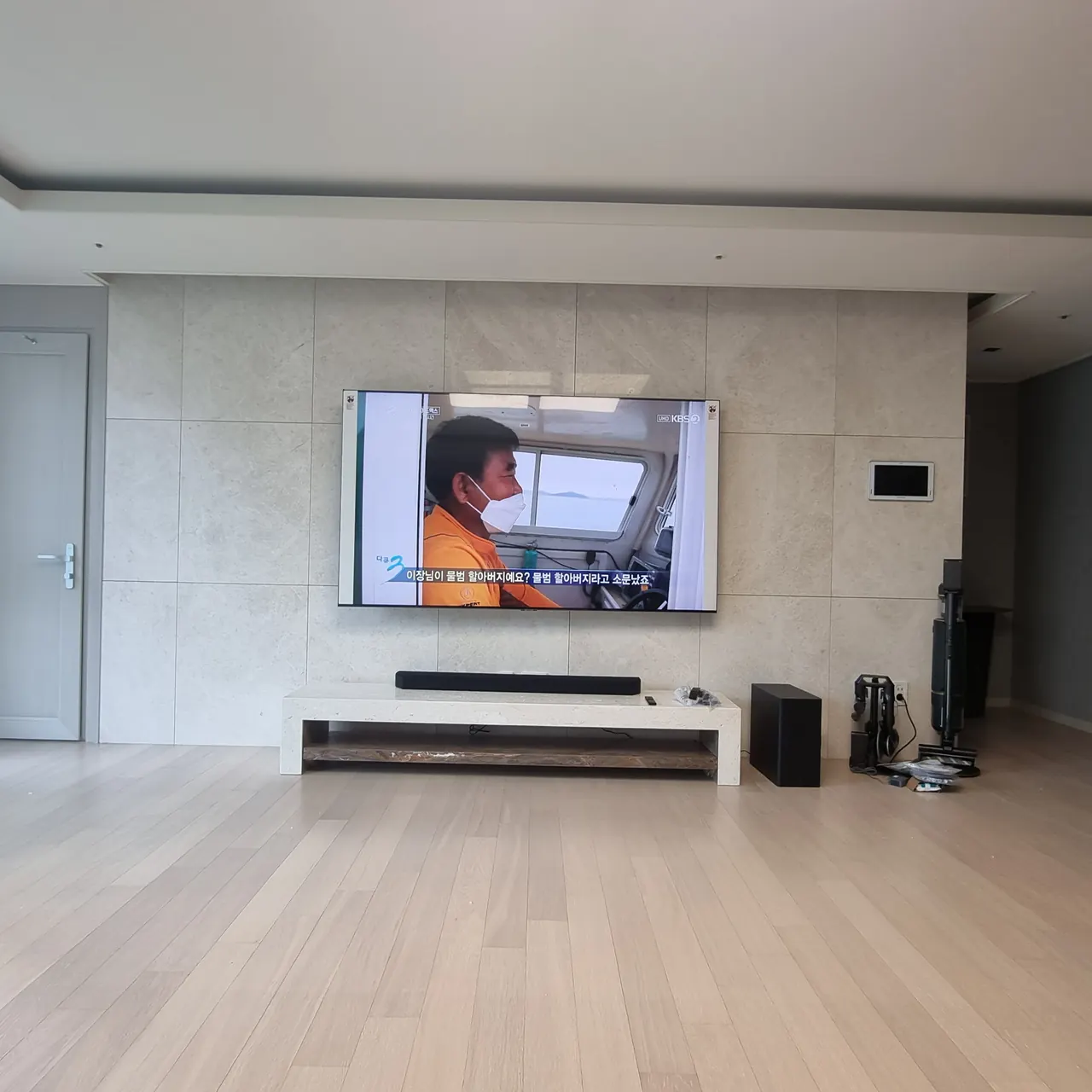 벽걸이티비설치 시공 사례 - 사운드바 사례. TV, 사운드바, 서브우퍼를 함께 배치하고 선을 TV장 뒤로 정리했습니다.