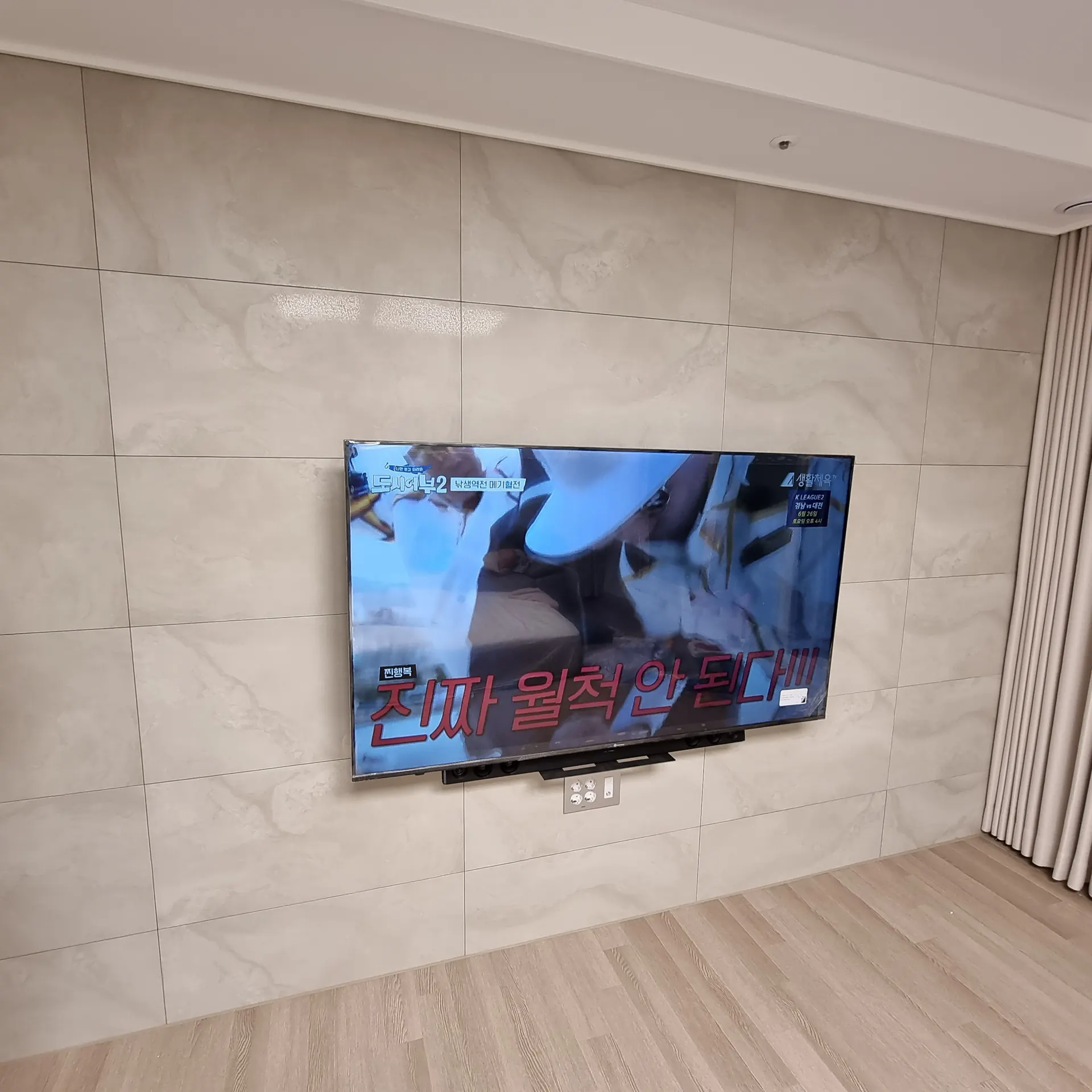 인천벽걸이티비설치 현장 - 베이지 대리석 포인트벽 거실 TV 설치 완료