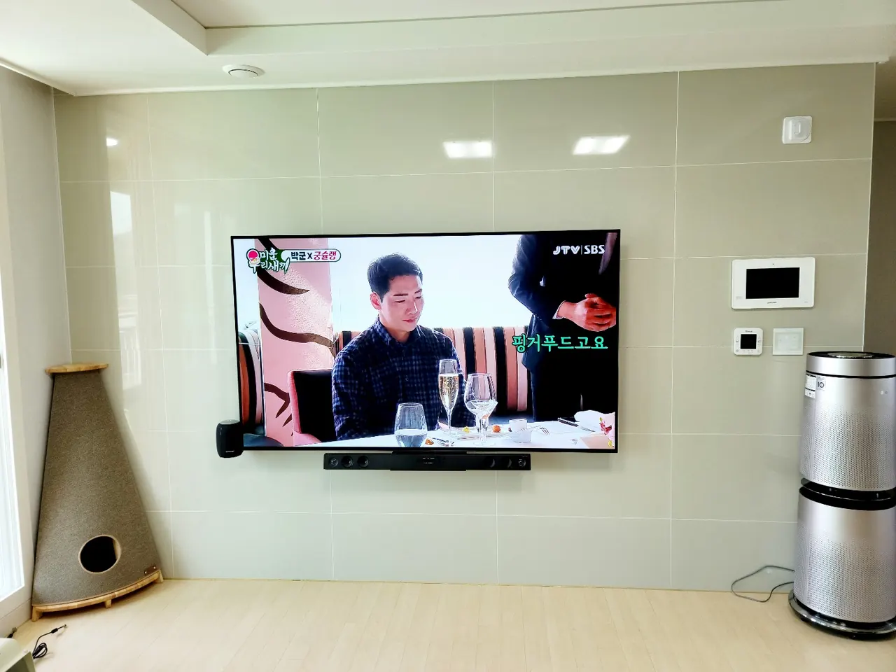 인천벽걸이티비설치 현장 - 인천 연수구 송도. 현관 스위치, 월패드, 에어컨 리모컨 거치대, 콘센트를 모두 피해 브라켓 위치를 잡았습니다.