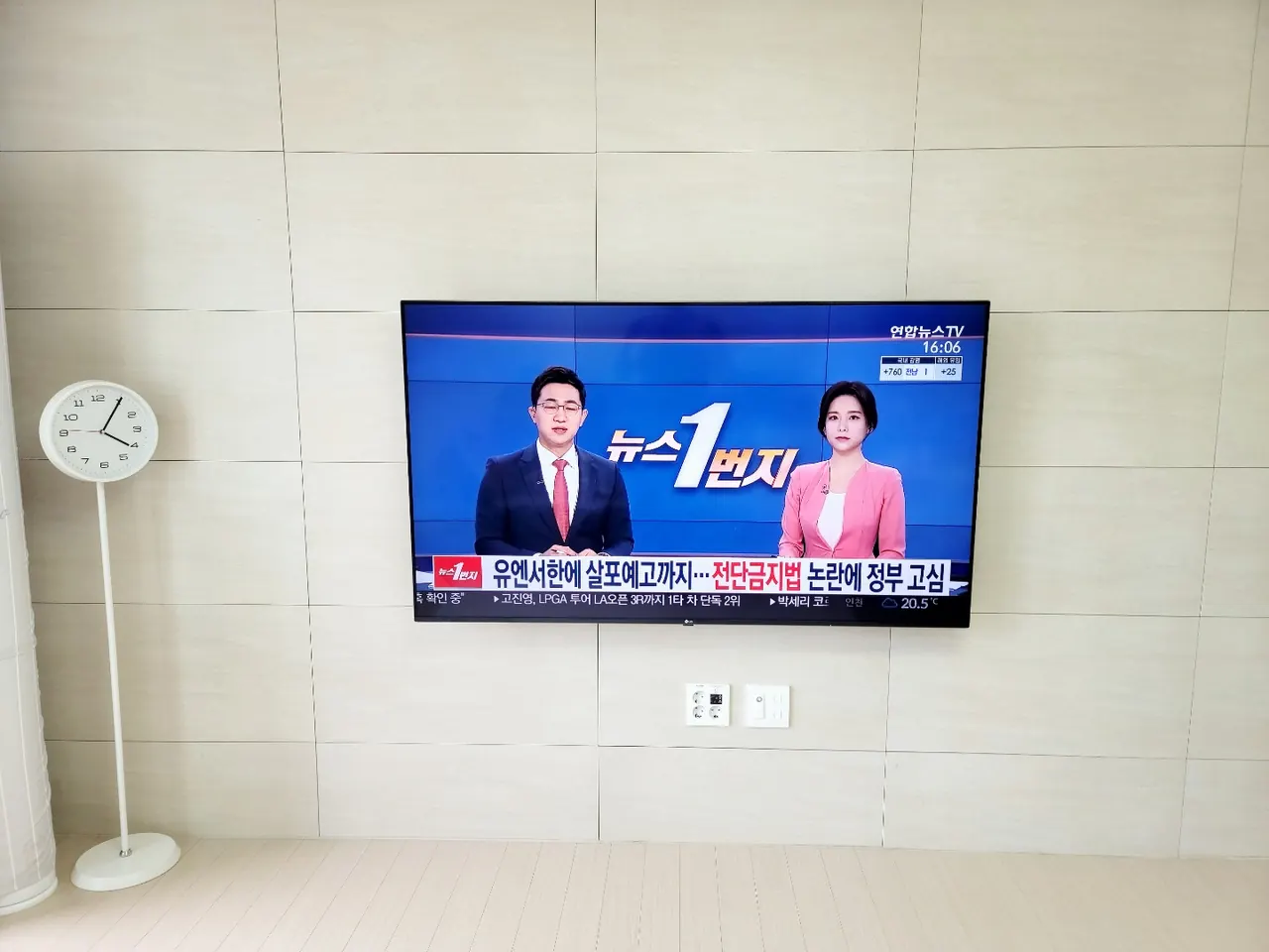 인천벽걸이티비설치 현장 - 인천 아파트. 아래 TV장 높이와 시청 거리를 함께 재서 화면 중심 높이를 정했습니다.