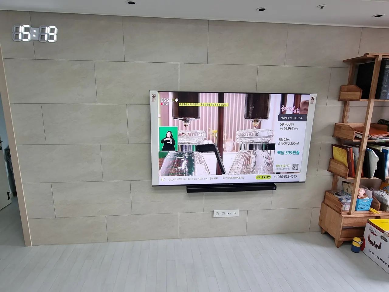 벽걸이티비설치 시공 사례 - 타일 벽 사례. 시계, TV, 사운드바 높이를 한 화면으로 정리한 모습입니다.